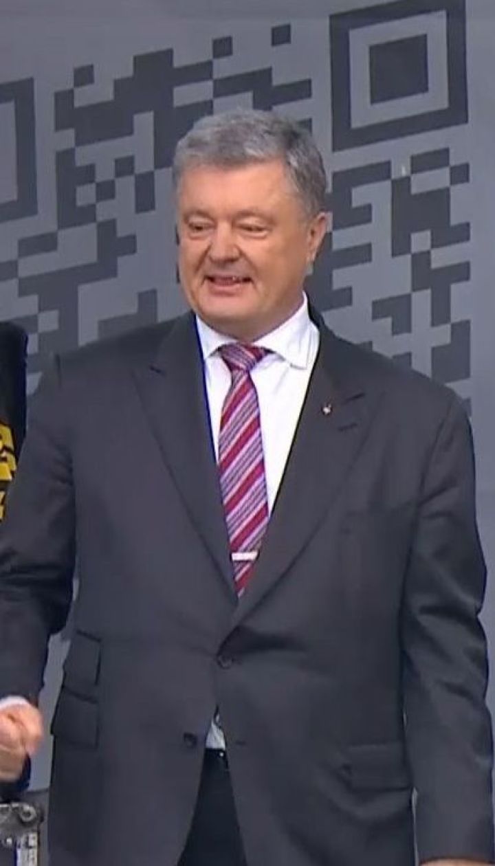 Селфі з прихильниками та безкоштовний концерт: Порошенко дав прес-конференцію на "Олімпійському"