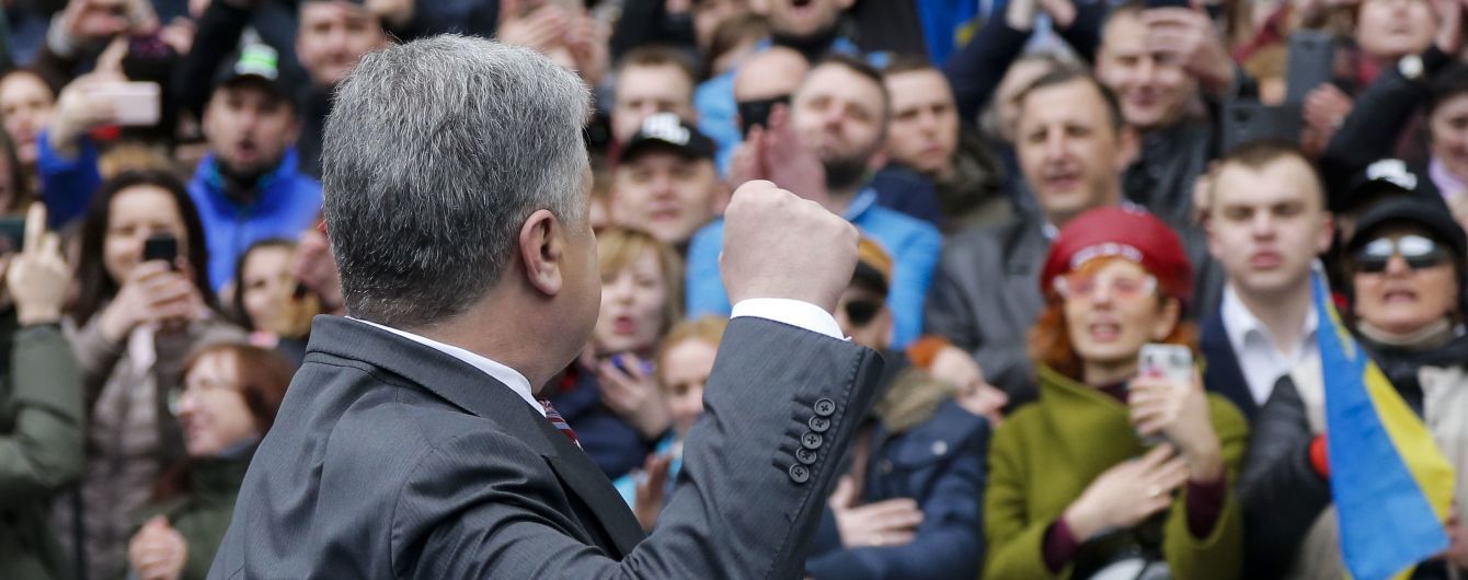 Толпа сторонников и песни: как прошла пресс-конференция Порошенко с журналистами на стадионе