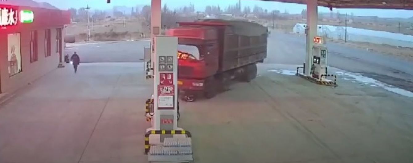 В Китае водитель попал под колеса грузовика, пытаясь остановить его собственным телом