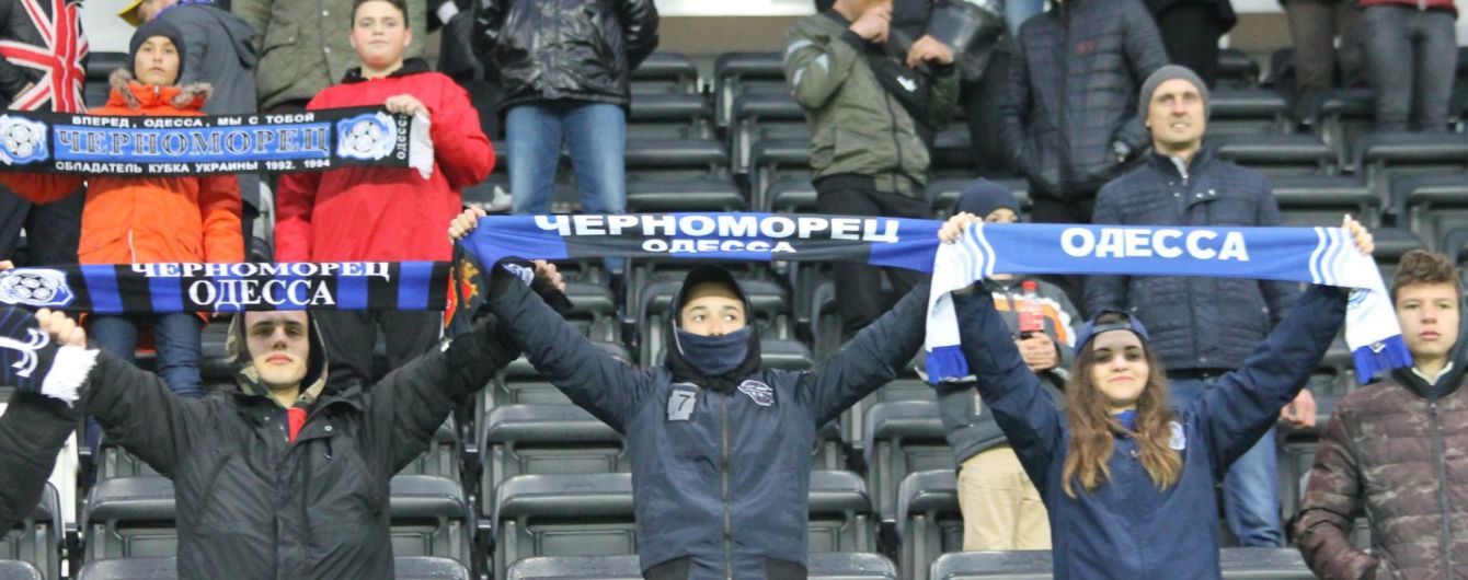 "Ви - дно". Футбольні фанати в Одесі вивісили красномовний банер