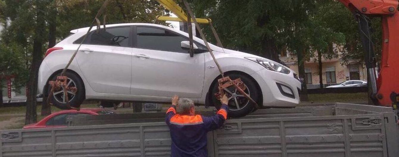 В Киеве эвакуировали 22 автомобиля нарушителей за неделю
