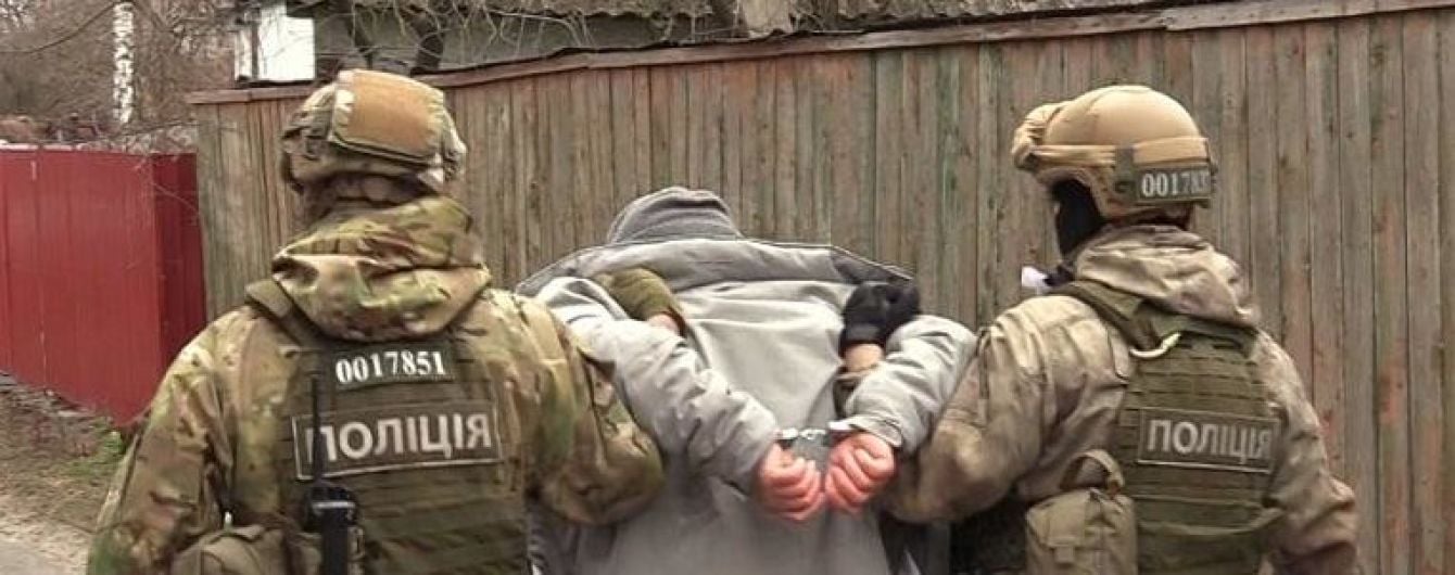 Поліція біля цвинтаря затримала трьох підозрюваних у гучному вбивстві ювеліра Кисельова