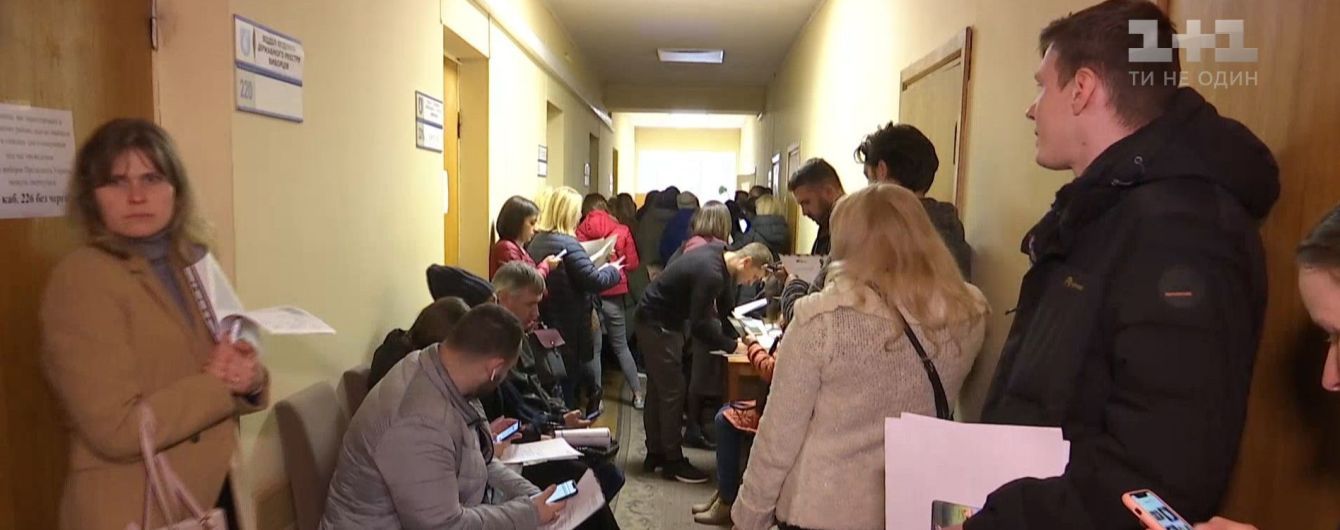 Черги від п'ятої ранку та до "останнього клієнта". Спливає термін перереєстрації місця голосування