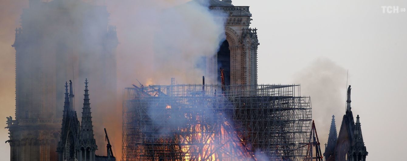 YouTube прийняв кадри охопленого пожежею Нотр-Дама за відео терактів 9/11 та помітив їх як фейк