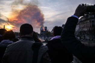 "Я чувствовала себя бессильной, когда огонь охватил собор": очевидцы рассказали о пожаре в Нотр-Даме
