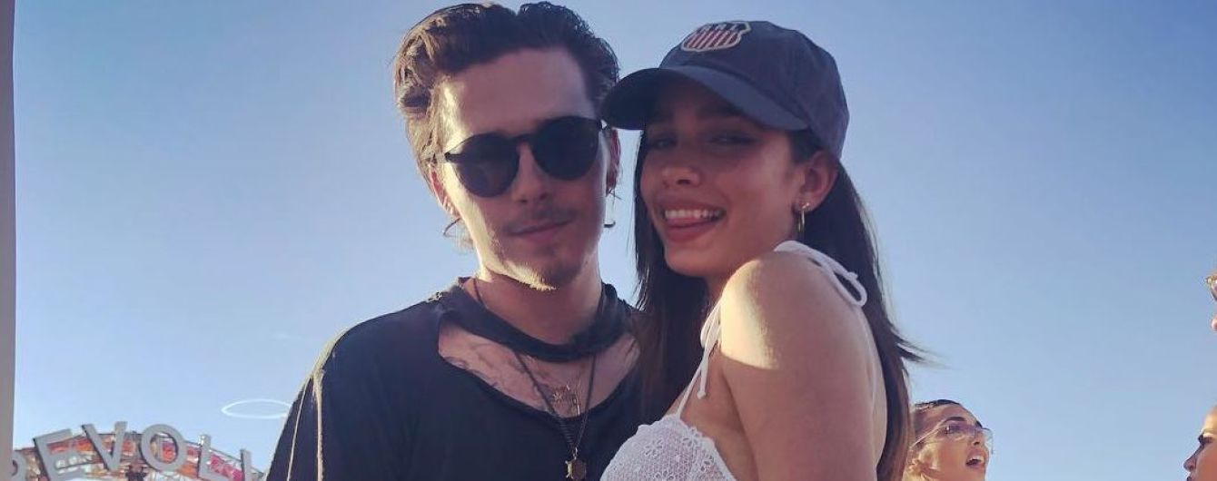 В топе-бюстье и объятиях любимого: Хана Кросс отдыхает на Coachella с Бруклином Бекхэмом