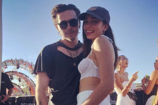 В топе-бюстье и объятиях любимого: Хана Кросс отдыхает на Coachella с Бруклином Бекхэмом