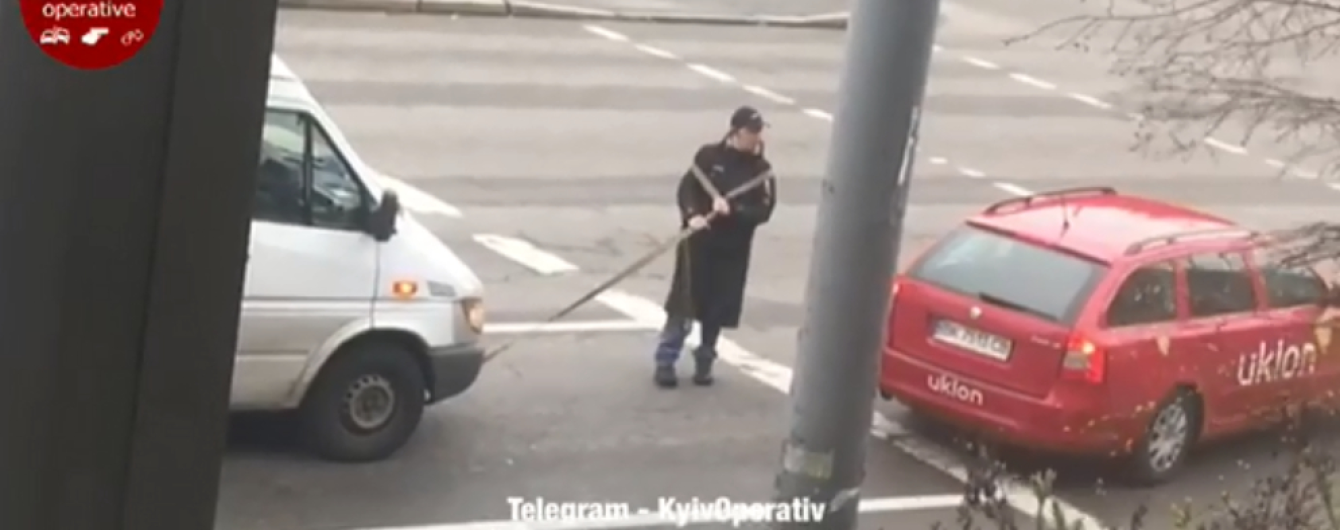 Все равнодушны. В Киеве водитель сам тащил бус на буксировочном тросе