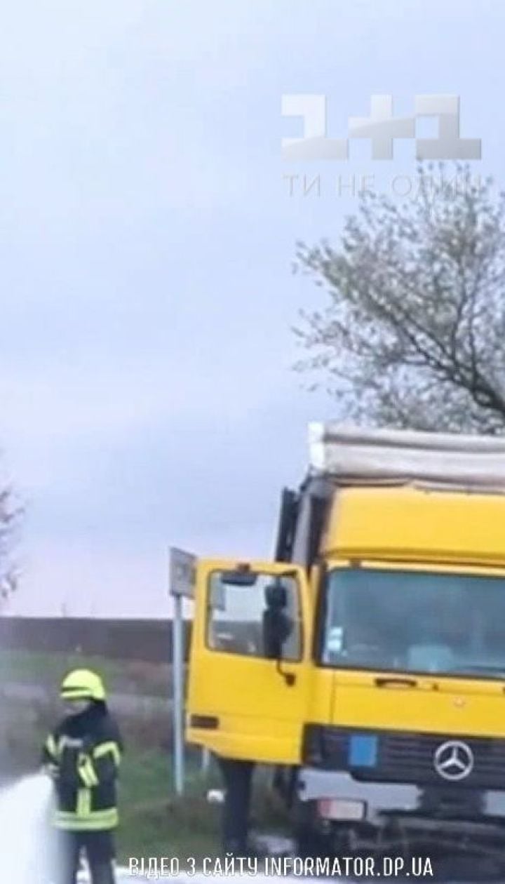 Водій фури вилетів з дороги та зупинив рух потягів на залізничній колії