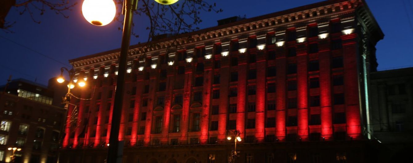 Киев присоединился к Всемирному дню гемофилии. Административные здания подсветили красным