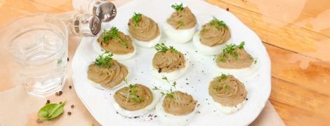 Яйца, фаршированные домашним паштетом