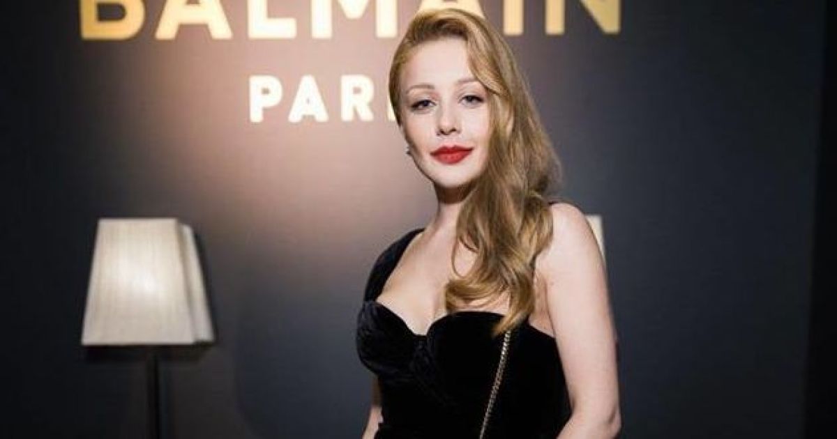 У сукні Balmain зі сміливим декольте: Тіна Кароль в ефектному образі відвідала відкриття бутика