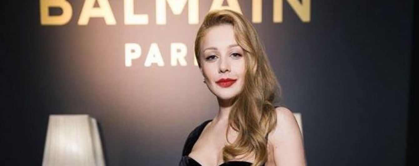 В платье Balmain со смелым декольте: Тина Кароль в эффектном образе посетила открытие бутика