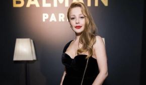 У сукні Balmain зі сміливим декольте: Тіна Кароль в ефектному образі відвідала відкриття бутика
