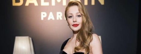 У сукні Balmain зі сміливим декольте: Тіна Кароль в ефектному образі відвідала відкриття бутика