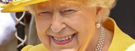 Обидві в "квіткових" сукнях: королева Єлизавета II з онукою принцесою Євгенією відвідали службу у Віндзорі
