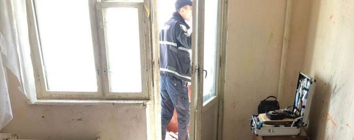 У Києві 3-річна дівчинка випала з вікна шостого поверху, поки спала її п’яна мама
