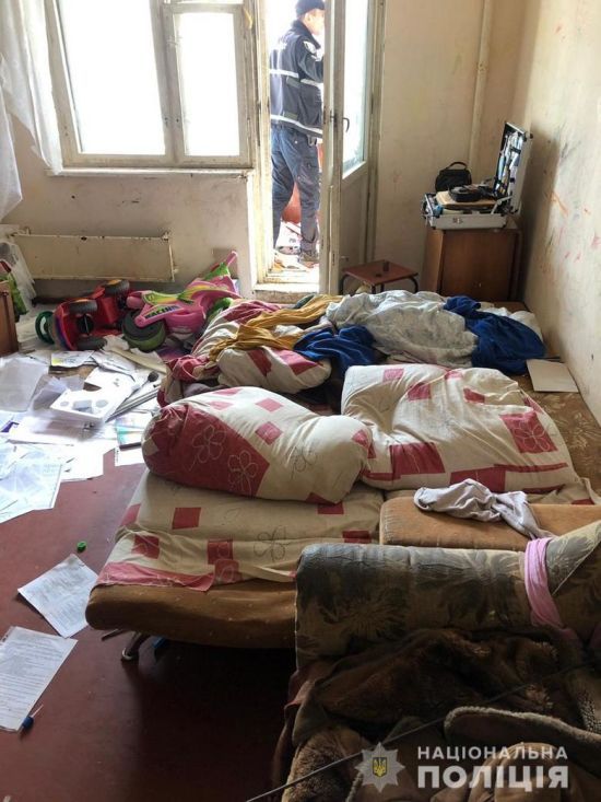 У Києві 3-річна дівчинка випала з вікна шостого поверху, поки спала її п’яна мама