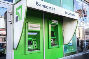 Украинцы массово жалуются на сбои в работе "Приватбанка": что происходит