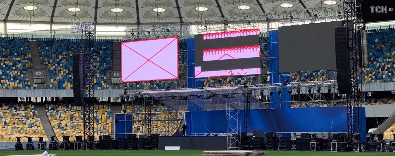 У Порошенка пояснили, чому на "Олімпійському" монтують дві сцени