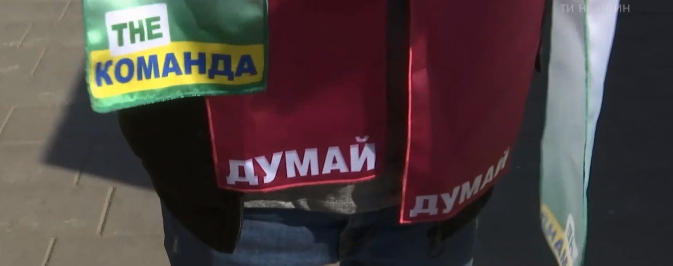 Зеленые и бордовые футболки и трансляция дебатов в пабах: украинский бизнес делает деньги на выборах президента