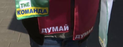 Зеленые и бордовые футболки и трансляция дебатов в пабах: украинский бизнес делает деньги на выборах президента