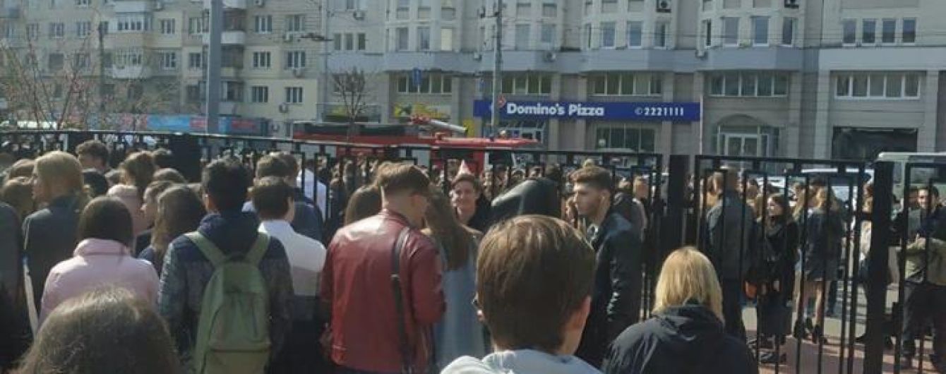 У Києві невідомий "замінував" будівлю інституту, студентів терміново евакуювали