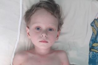 3-летняя Зорянка должна самостоятельно переносить все трудности из-за своей болезни