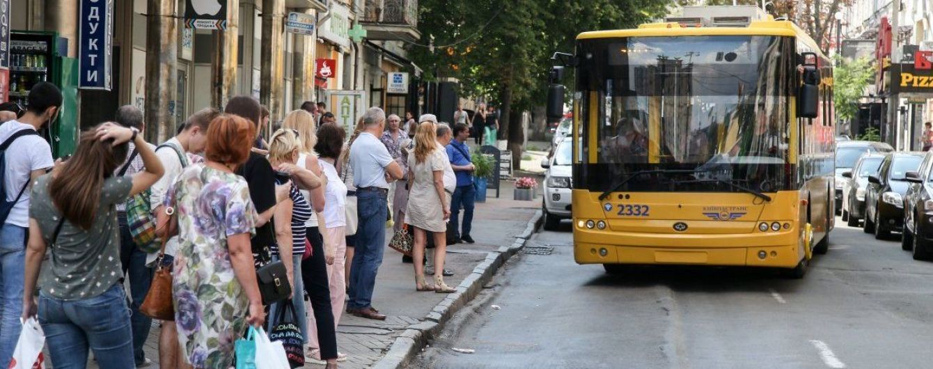 В Украине предлагают изменить покрытие возле автобусных остановок