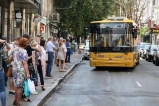 В Украине предлагают изменить покрытие возле автобусных остановок
