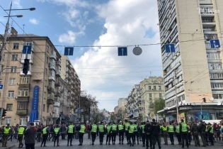 Под "Олимпийским" заметили несколько десятков "титушек"