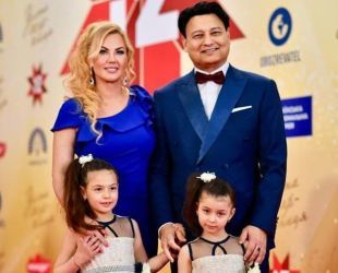 Милі та красиві: Камалія з підрослими доньками вийшли на червону доріжку у розкішних сукнях