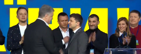 Зеленский и Порошенко пожали руки перед дебатами