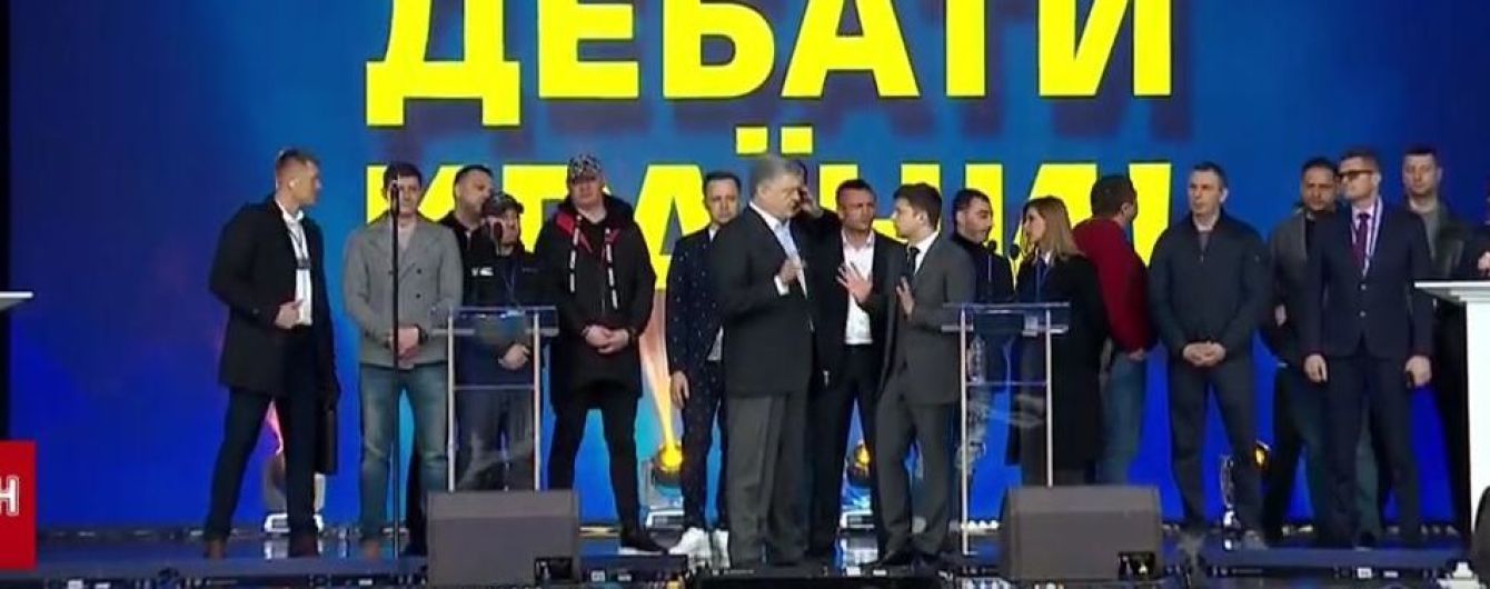 Порошенко пішов на сцену Зеленського під час дебатів