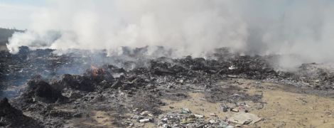 На Львівщині масштабно палає сміттєзвалище – ЗМІ