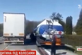 На трассе Киев-Чоп бензовоз на пешеходном переходе сбил маленького ребенка