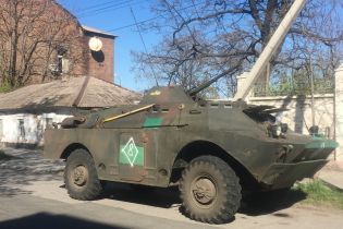 В Мариуполе окружные участки охраняют военные на бронетехнике