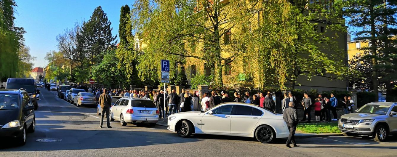 Українці за кордоном вишикувалися у довжелезні черги, щоб проголосувати