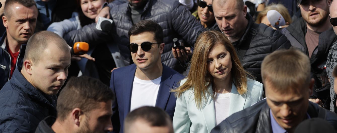 Невиспаний Володимир Зеленський із дружиною проголосував у другому турі виборів президента