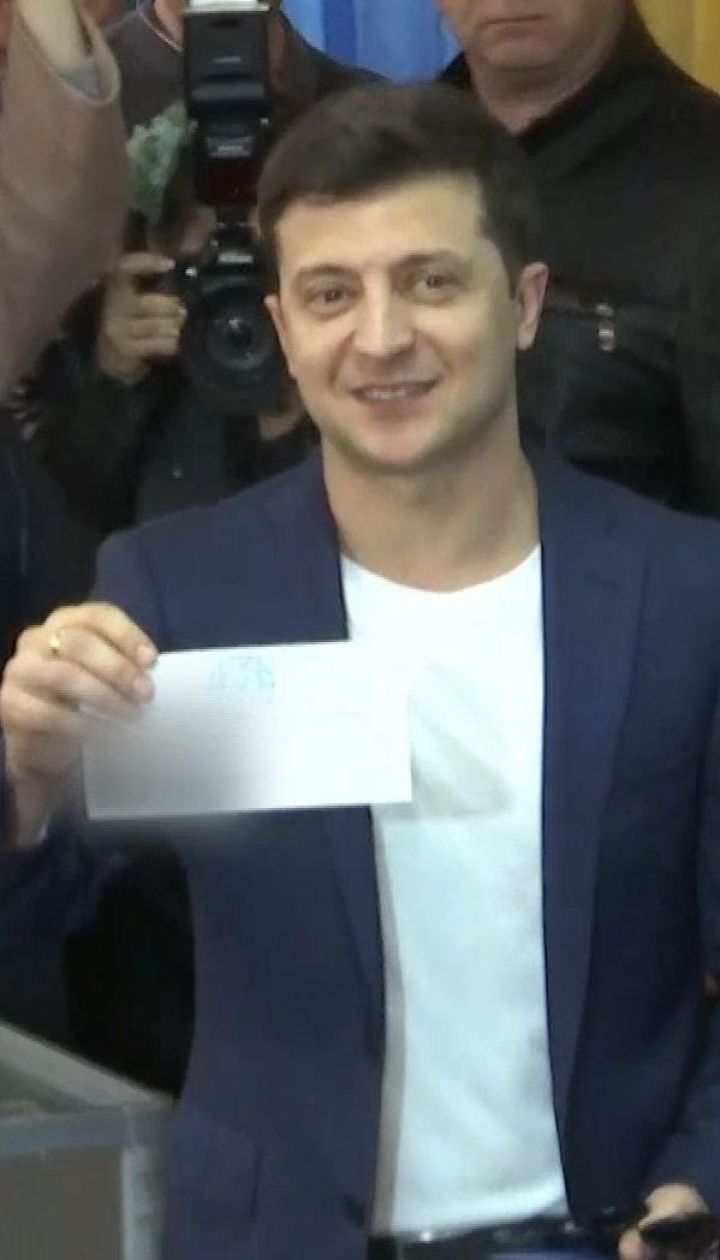Зеленский проголосовал и показал заполненный бюллетень