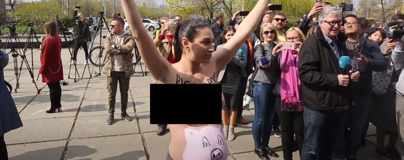 "Досить ґвалтувати країну!": вагітна активістка Femen оголила груди на дільниці Зеленського