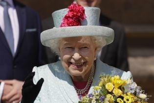 Ах, яка: королева Єлизавета II відвідала великодню службу у Віндзорі