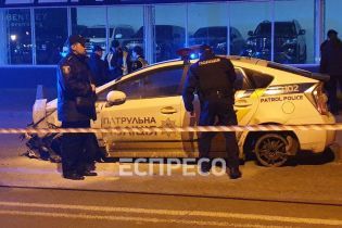 У центрі Києва чоловік напав на копів та викрав поліцейське авто