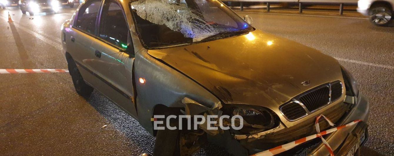 У Києві водій на "Ланосі" влетів у зупинку з людьми