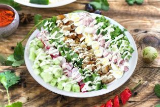 Пасхальный салат с овощами и ветчиной