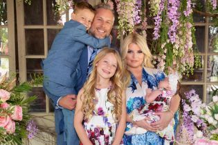 Маля у квітковій сукні: Джессіка Сімпсон вперше показала новонароджену доньку