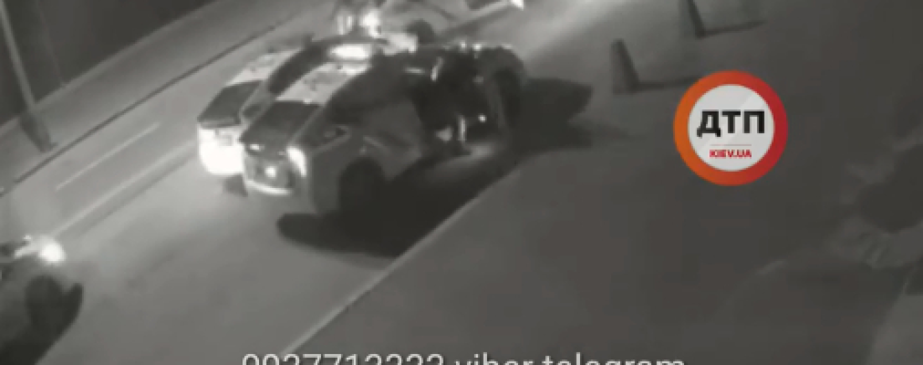 В Киеве камера сняла задержание пьяного угонщика патрульной Toyota Prius