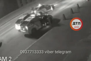 В Киеве камера сняла задержание пьяного угонщика патрульной Toyota Prius