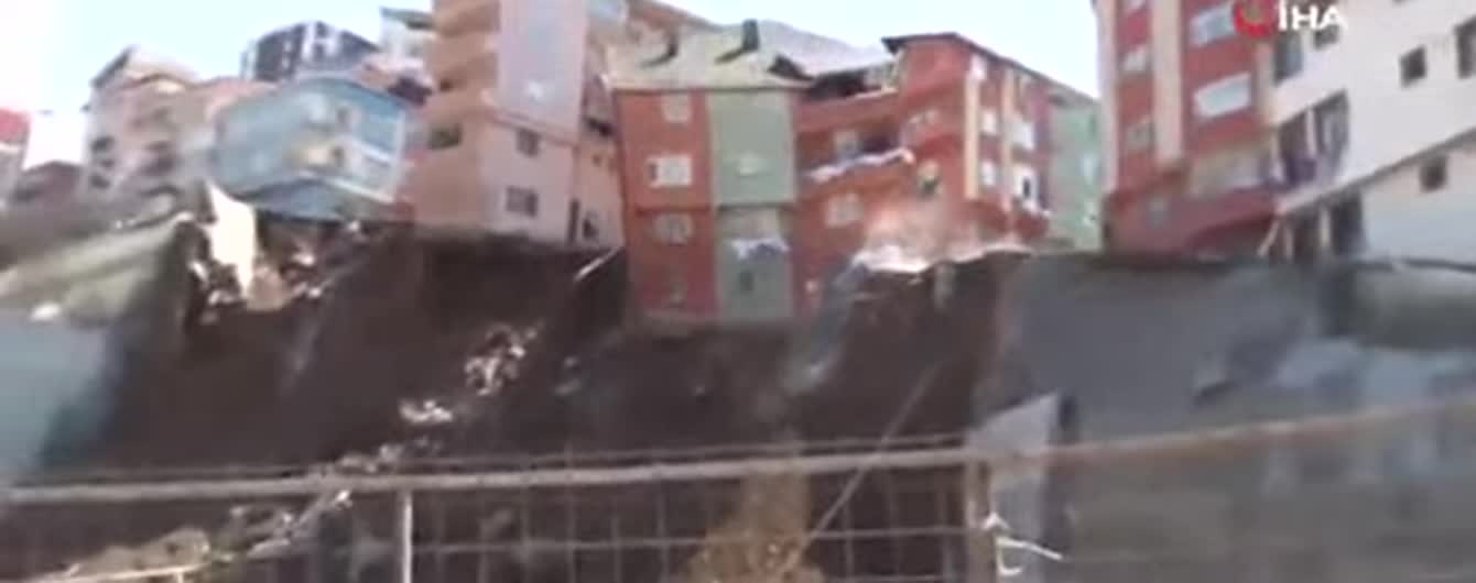 В Стамбуле жилой дом за считанные секунды рухнул в пропасть
