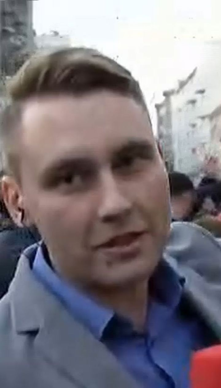 У Києві біля АП зібрався мітинг на підтримку Порошенка